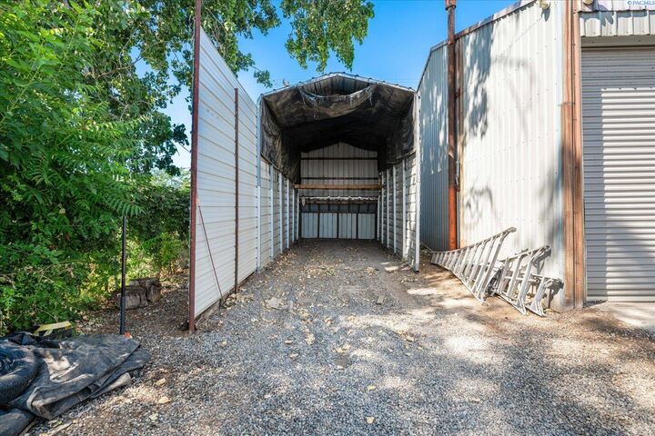 Property Photo: 1104 Rd 40 WA 99301