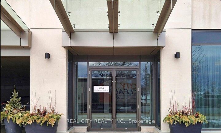 Property Photo:  1926 Lakeshore Boulevard W 2715  ON M6S 0B1 