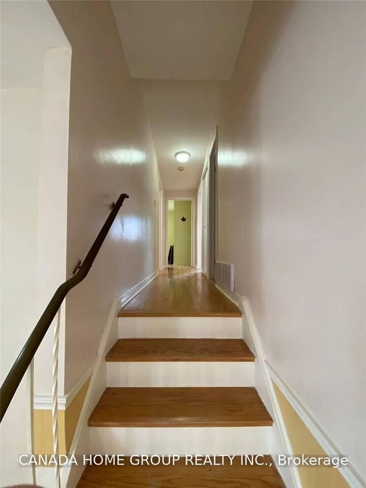 Property Photo:  820 Forestwood Drive Upper  ON L5C 1G7 