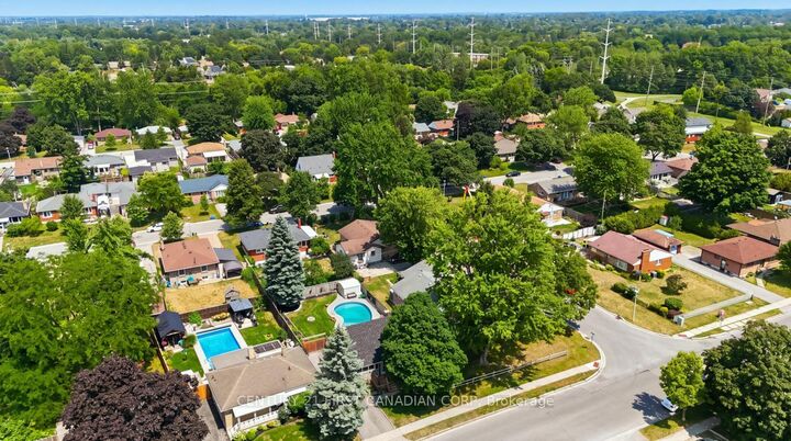 Property Photo:  28 Tweedsmuir Avenue  ON N5W 1K5 