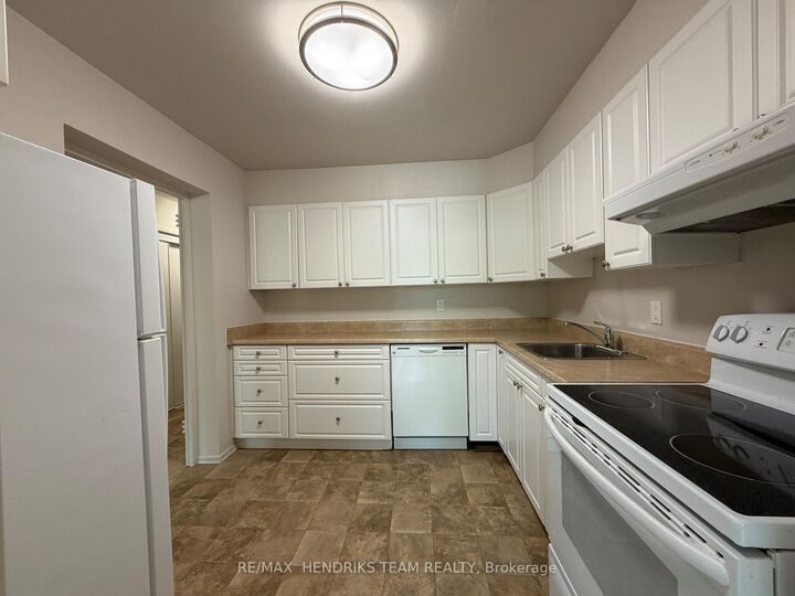 Property Photo: 39 Leaside Drive 201 ON L2M 4G2