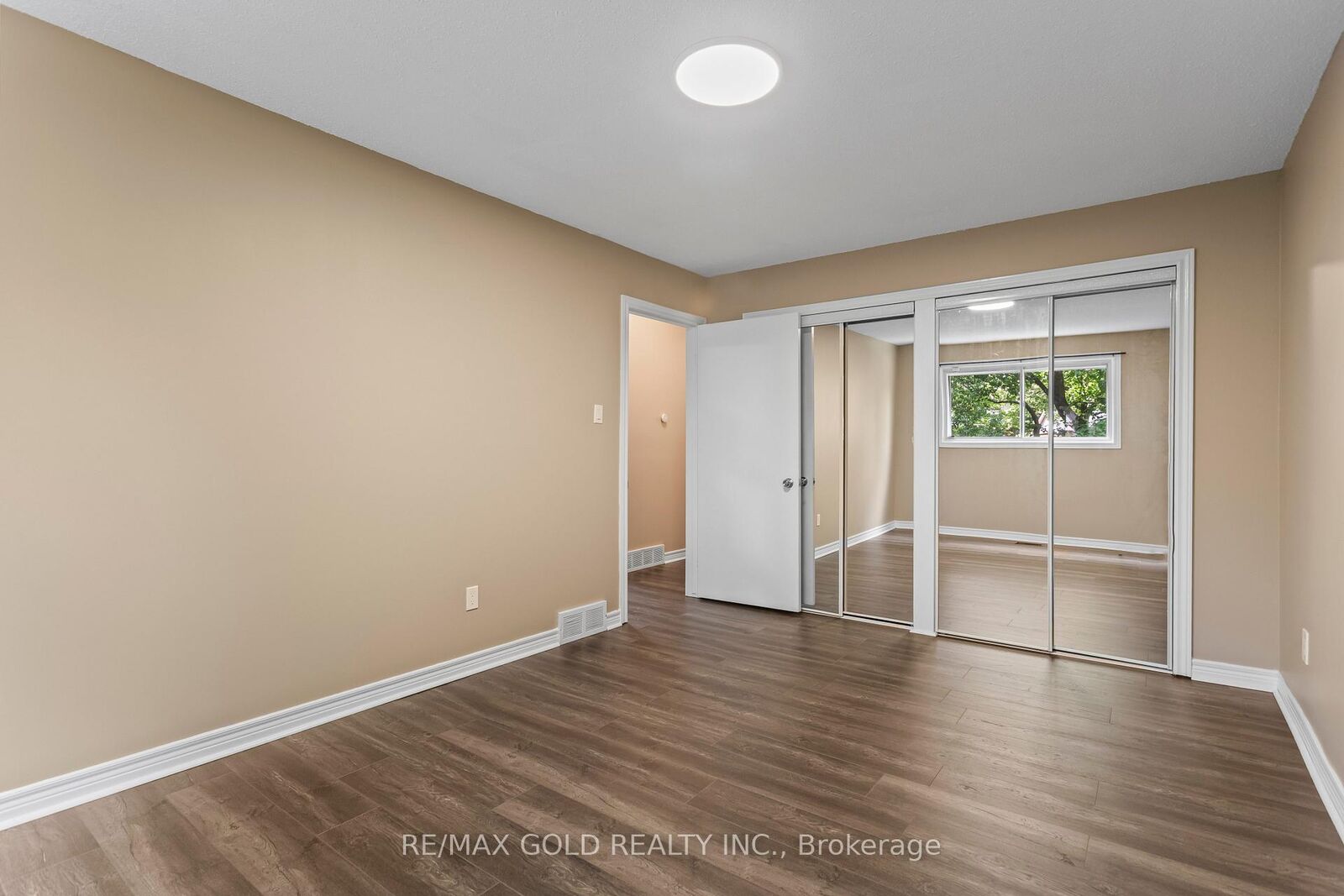 Property Photo: 1588 Aldersbrook Road ON N6G 2Z3
