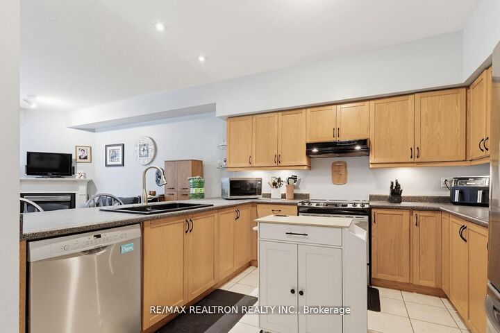 Property Photo: 81 Valridge Drive 35 ON L9G 5B6