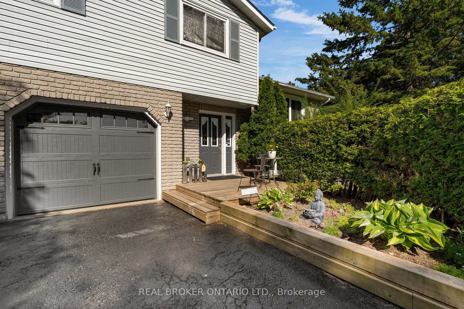 Property Photo: 215 Mary Anne Drive ON L4N 4T1