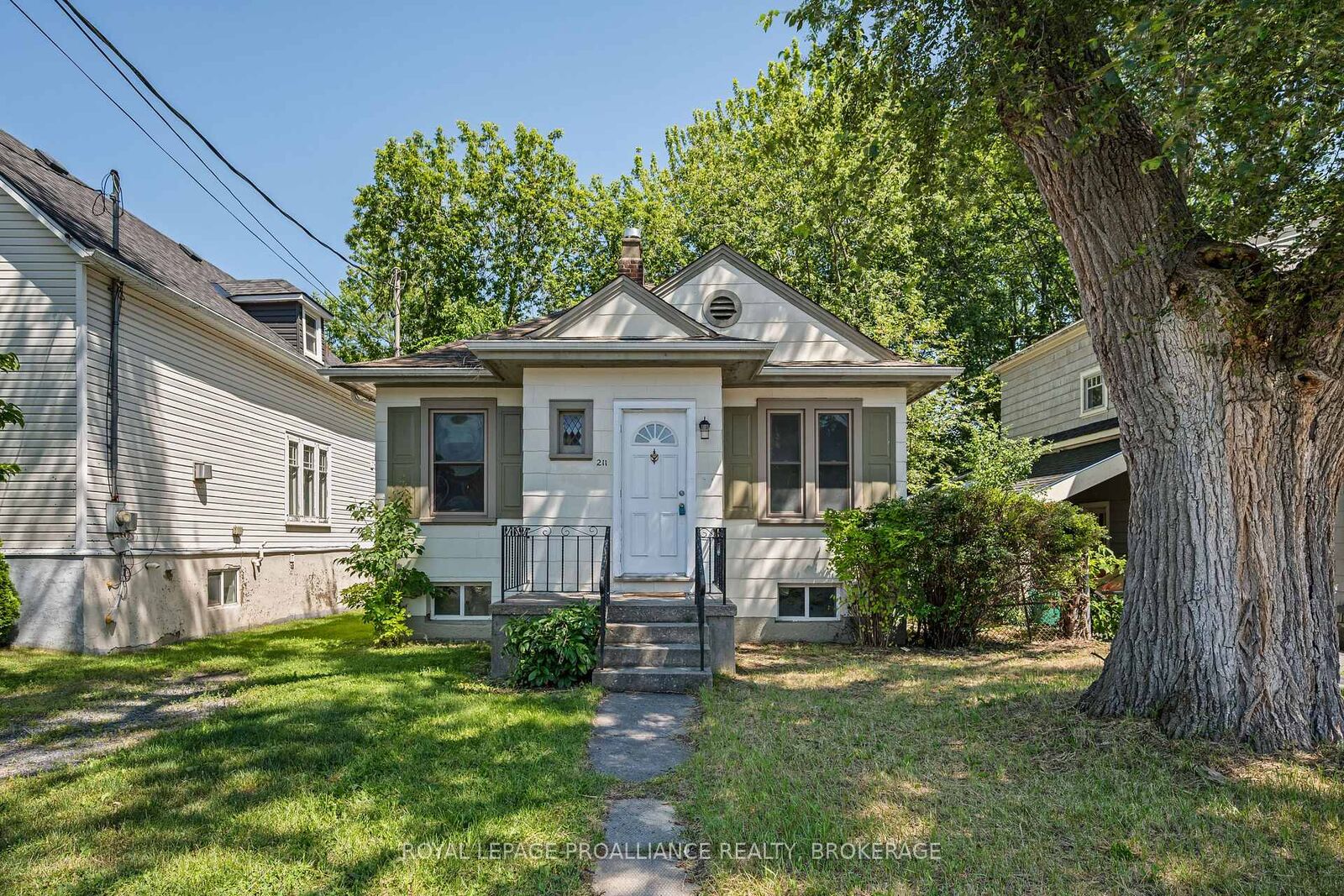 Property Photo: 211 Toronto Street ON K7L 4A9