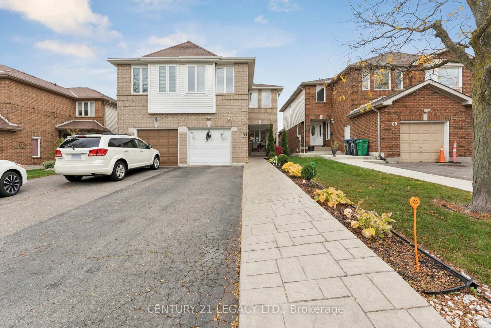 Property Photo: 71 Townley Crescent ON L6Z 4T1