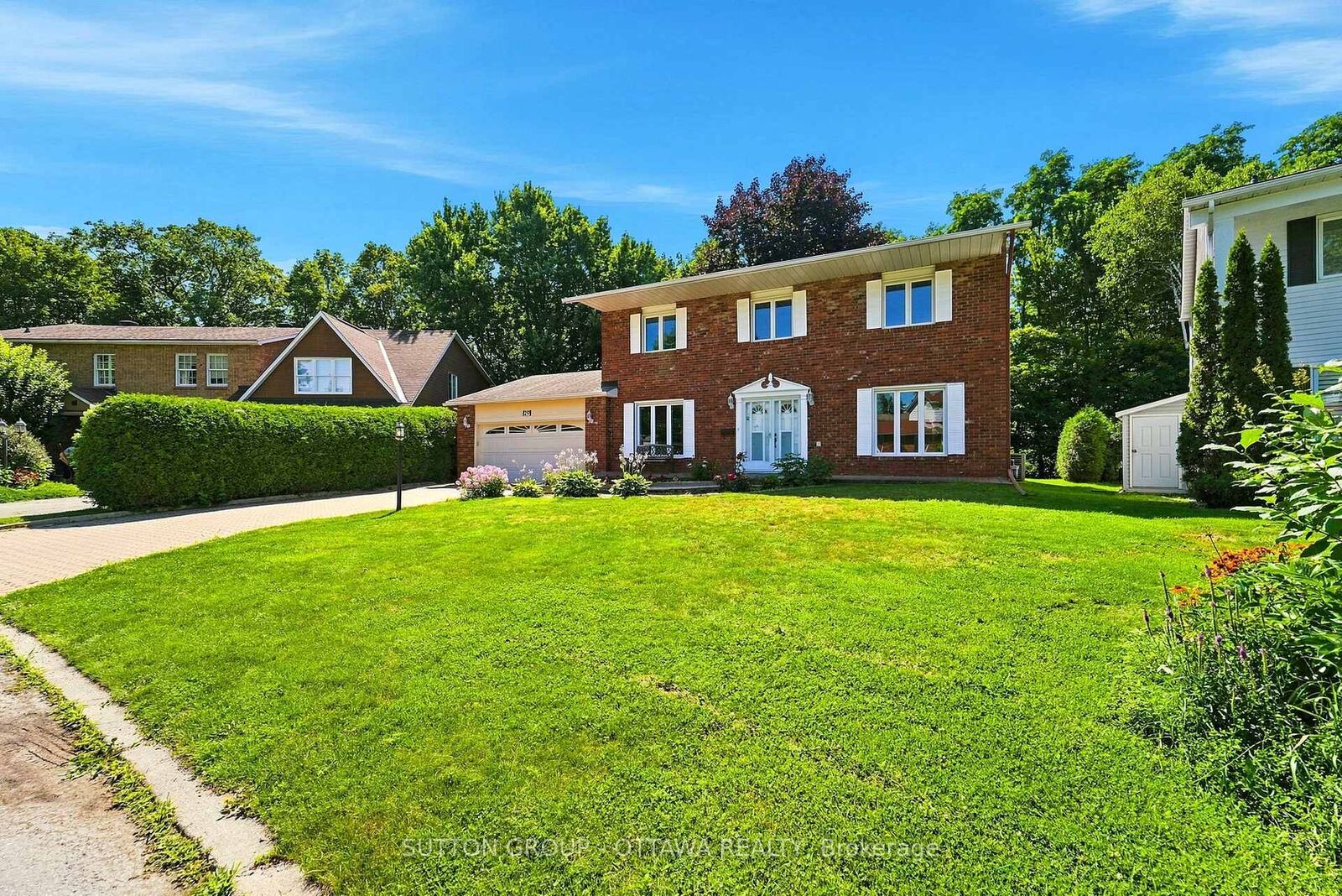Property Photo: 29 Chesswood Court ON K2E 7E3