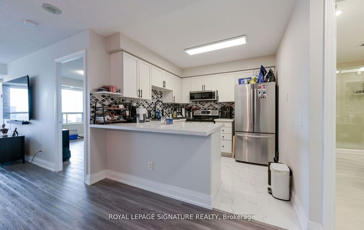 Property Photo: 25 Kingsbridge Garden Circle 1126 ON L5R 4B1