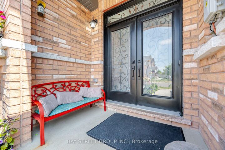 Property Photo: 20 Davenfield Circle ON L6P 4L9