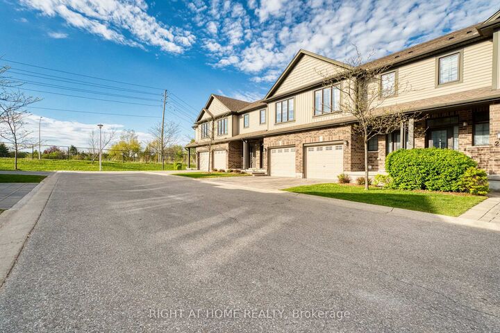 Property Photo:  1030 Oakcrossing Gate 16  ON N6H 0H1 