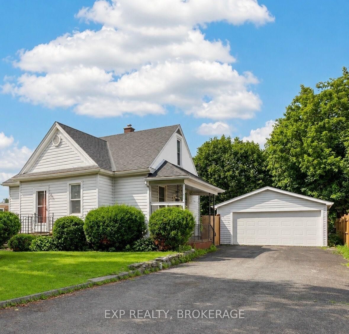 Property Photo: 650 Hillside Drive ON K7G 2E4