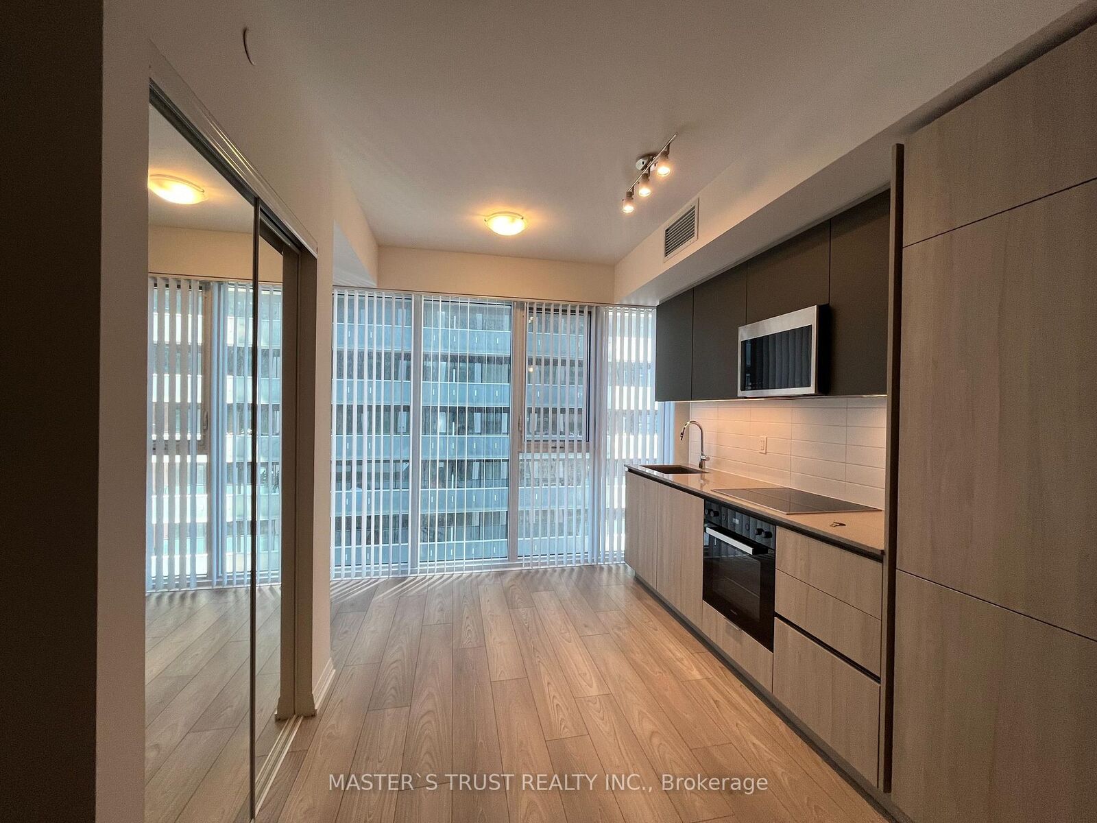 Property Photo:  400 King Street W 1528  ON M5V 1K2 