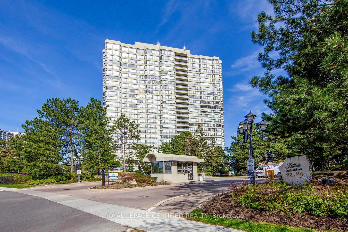 Property Photo: 22 Hanover Road 2107 ON L6S 5K7