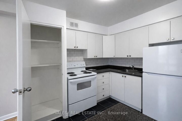 Photo de la propriété: 42 Thorncliffe Park Drive 107 ON M4H 1K1