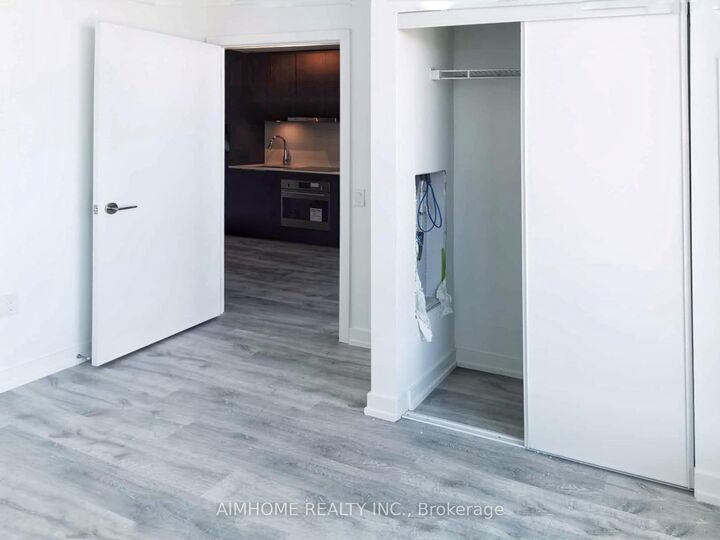 Property Photo:  7 Golden Lion Heights N1113  ON M6R 2J3 