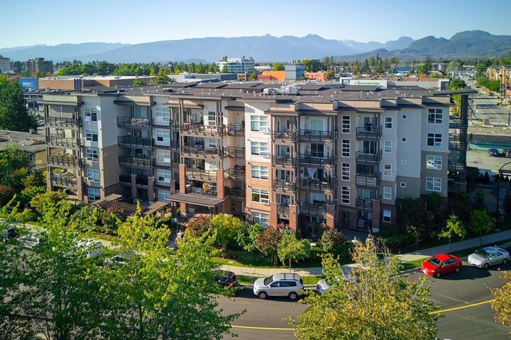 22577 Royal Crescent 305 — photo 1