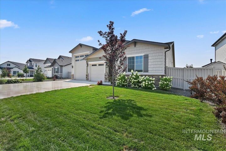 Property Photo:  555 Burnside Ave  ID 83644 