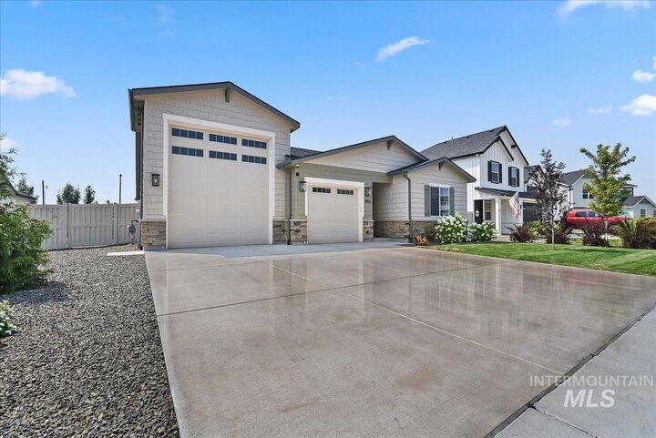 Property Photo: 555 Burnside Ave ID 83644