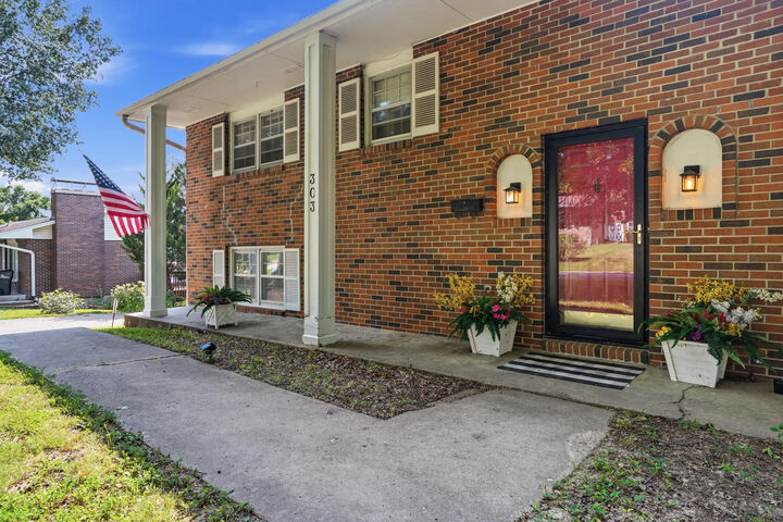 Property Photo: 303 W Briarwood Ln MO 65203