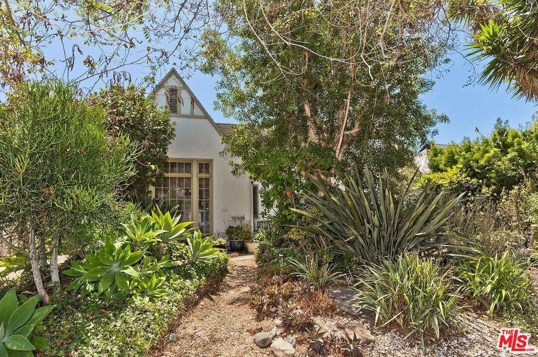 Property Photo: 10626 Ohio Ave CA 90024