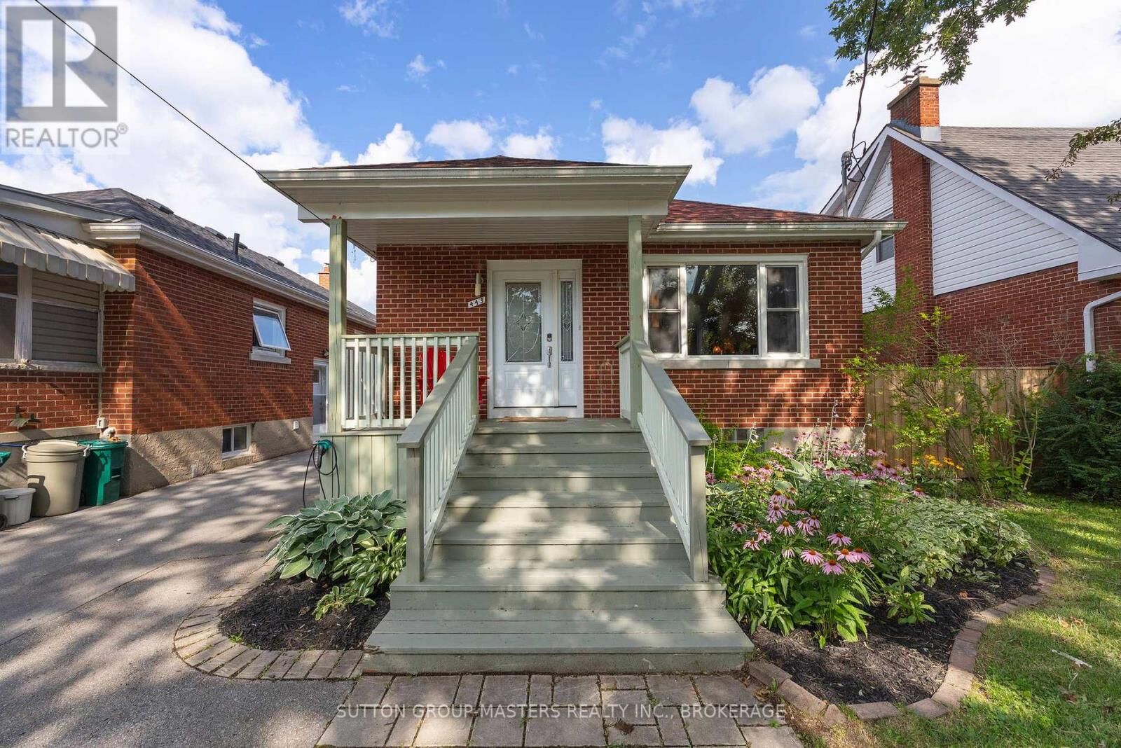 Photo de la propriété:  443 College Street  ON K7L 4M8 