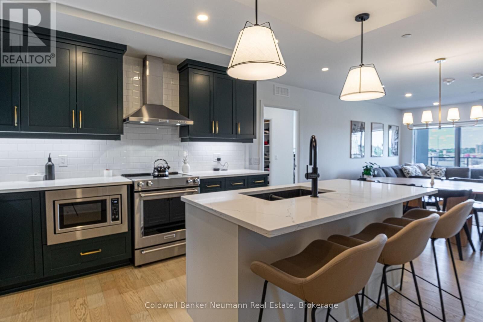Property Photo: 71 Wyndham Street South 1206 ON N1E 0T7