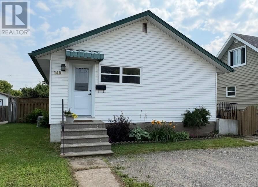 Property Photo:  140 Christina St E  ON P7E 4N5 