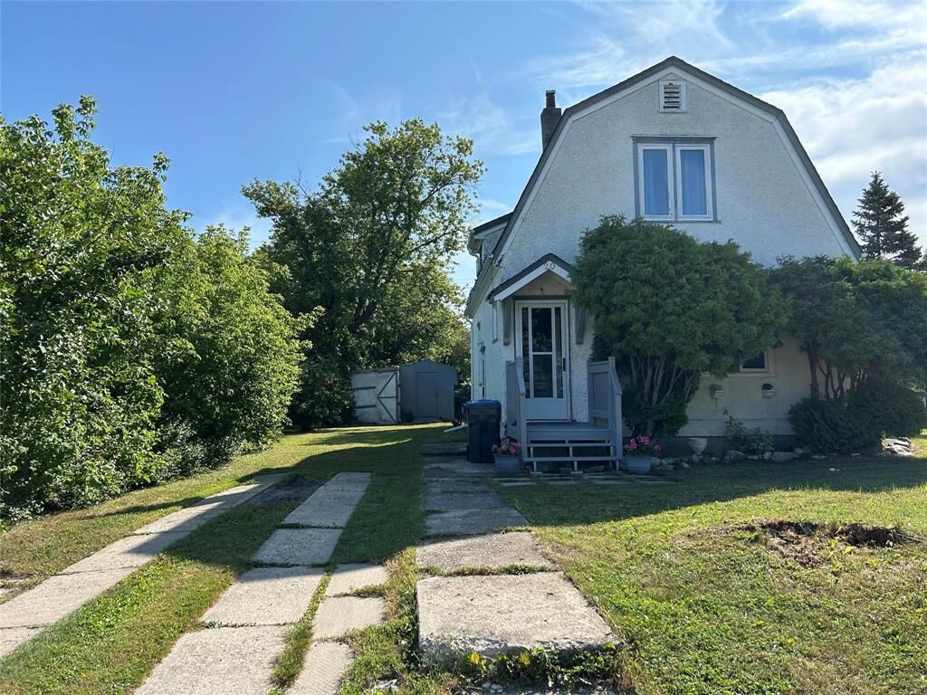 Property Photo: 20 Poplar Street MB R0E 1M0