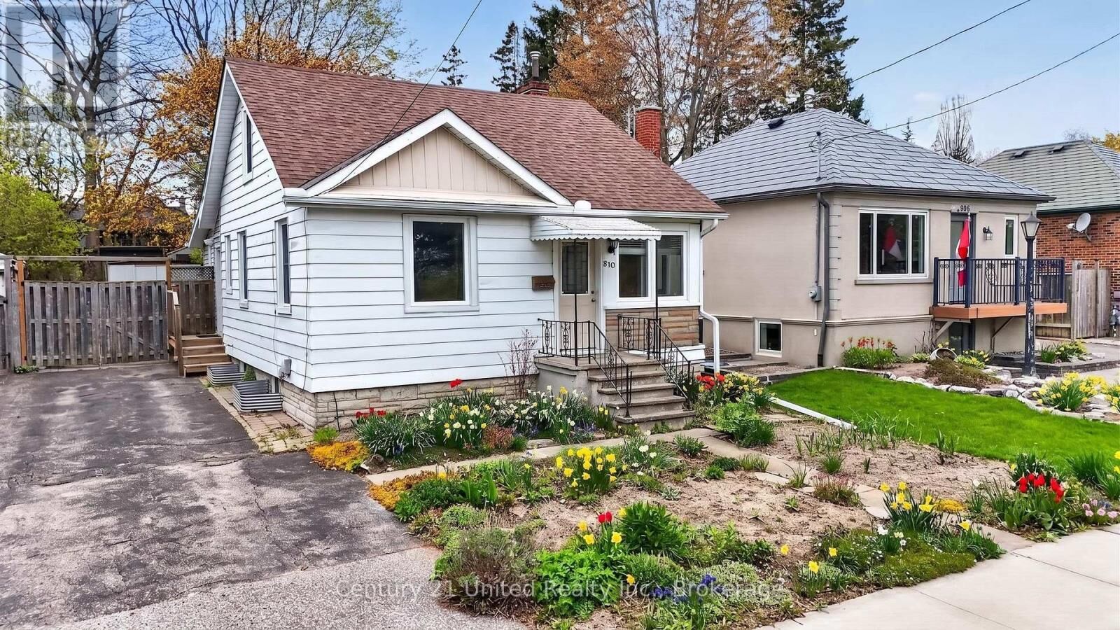 Property Photo: 810 Byron Street South ON L1N 4R8