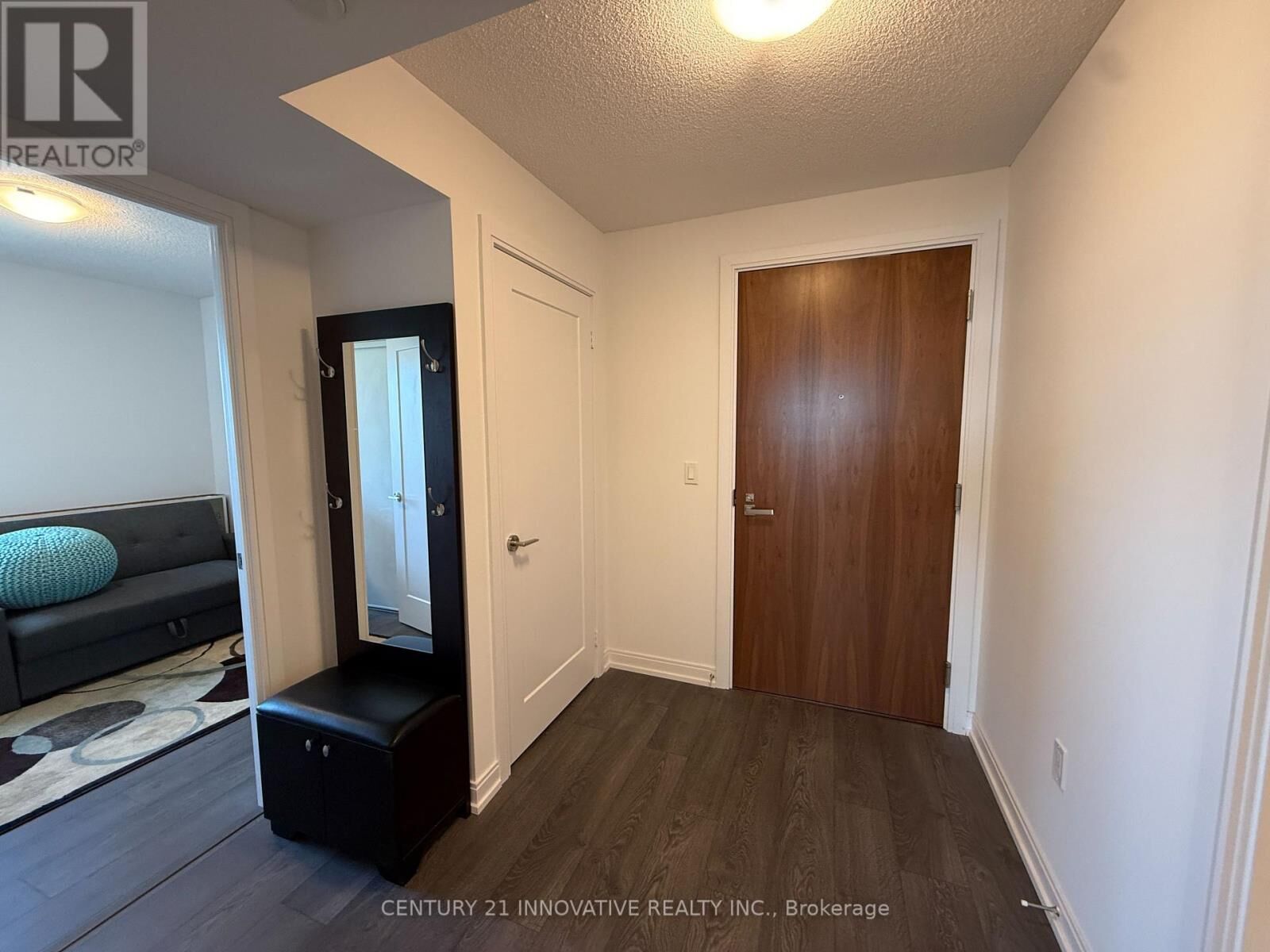 Property Photo: 275 Village Green Square 1723 ON M1S 0L8