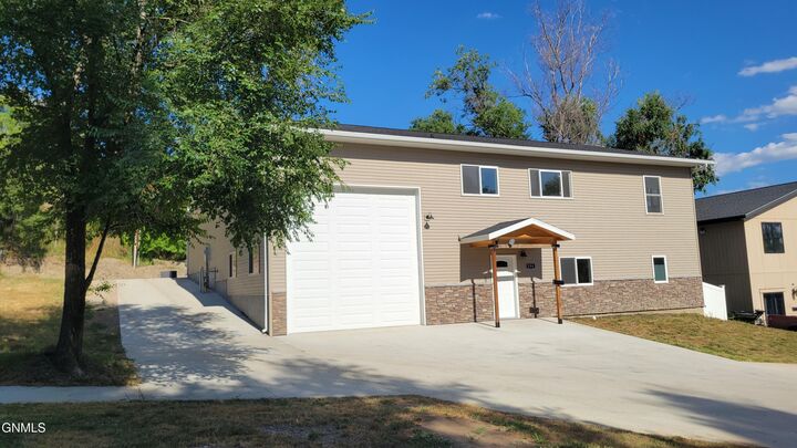 Property Photo:  506 4th Avenue NE  ND 58554 