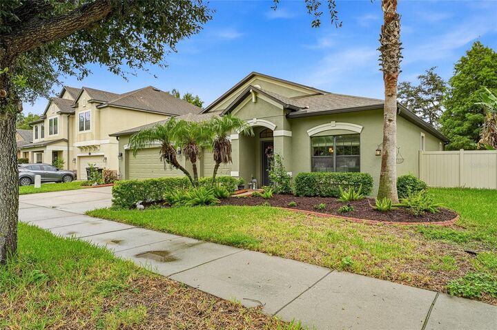 Property Photo:  1008 Oakcrest Drive  FL 33510 