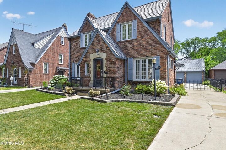 Property Photo: 2342 Meadowwood Drive OH 43606