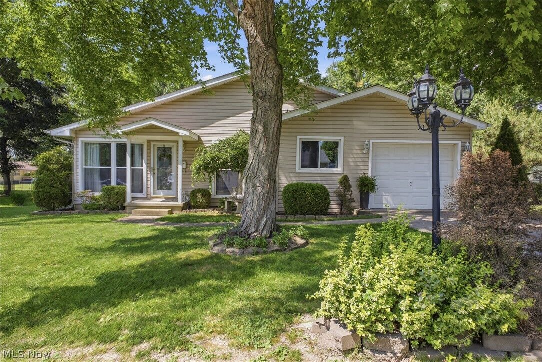Property Photo: 222 Sunset Court OH 44408