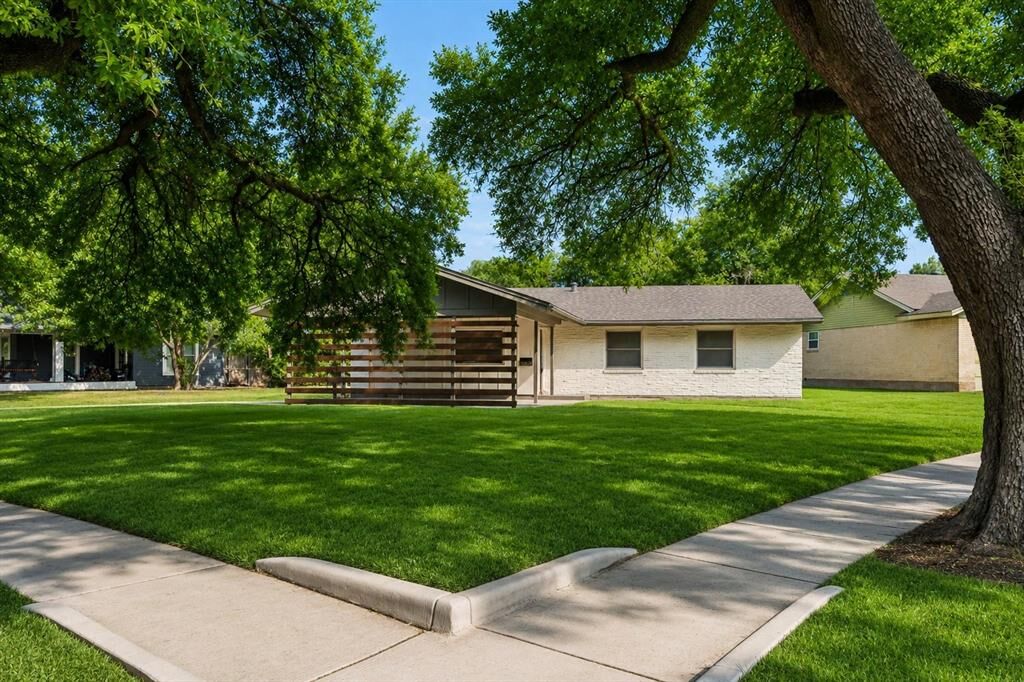 Property Photo: 2251 Hartline Drive TX 75228