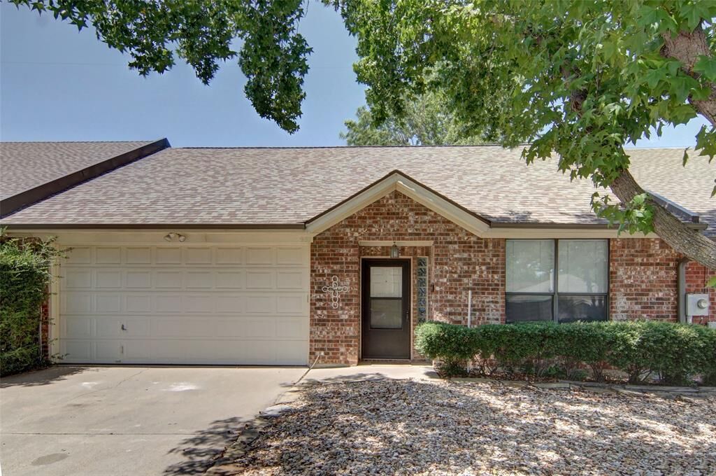Property Photo:  937 Heather Court  TX 76086 