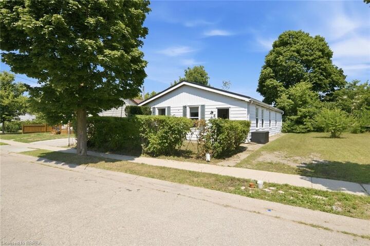 8 Russell Street — photo 1
