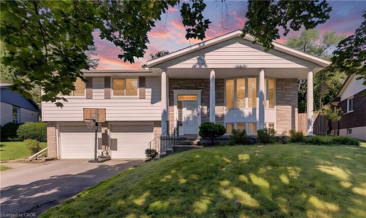 106 Autumn Hill Crescent — photo 1
