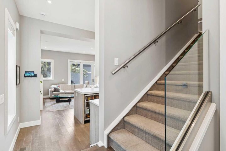 Property Photo:  1713 36 Avenue SW 2  AB T2T 2G4 