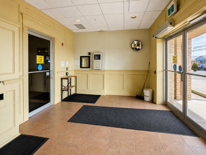 Property Photo: 4425 Heritage Way 406 AB T4L 2P4
