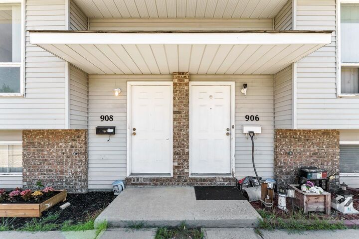 Property Photo:  908 Ross Glen Drive SE  AB T1B 3W7 