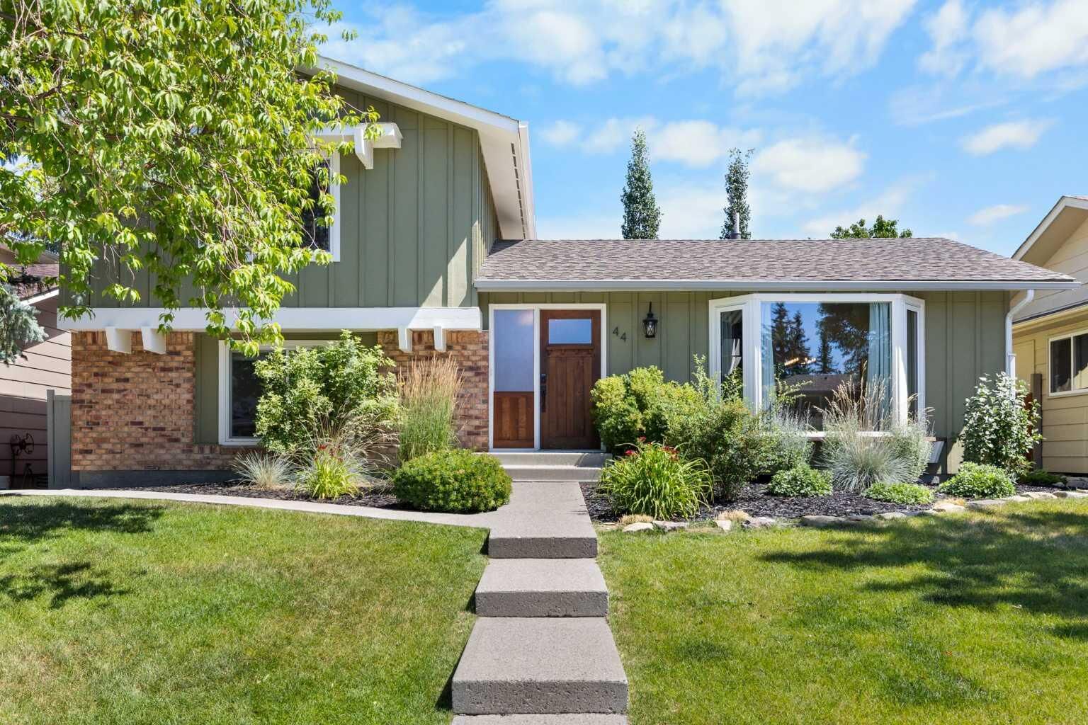 Property Photo: 44 Sunmount Crescent SE AB T2X 1W1