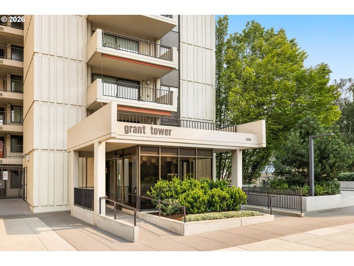 Property Photo:  2221 SW 1st Ave 2424  OR 97201 