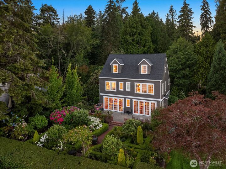 Property Photo:  8916  Ferncliff Avenue NE  WA 98110 