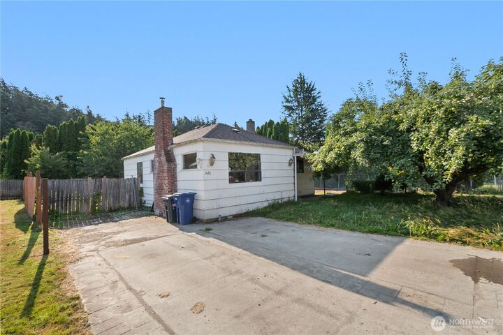 Property Photo: 1420 S 6th Street WA 98273