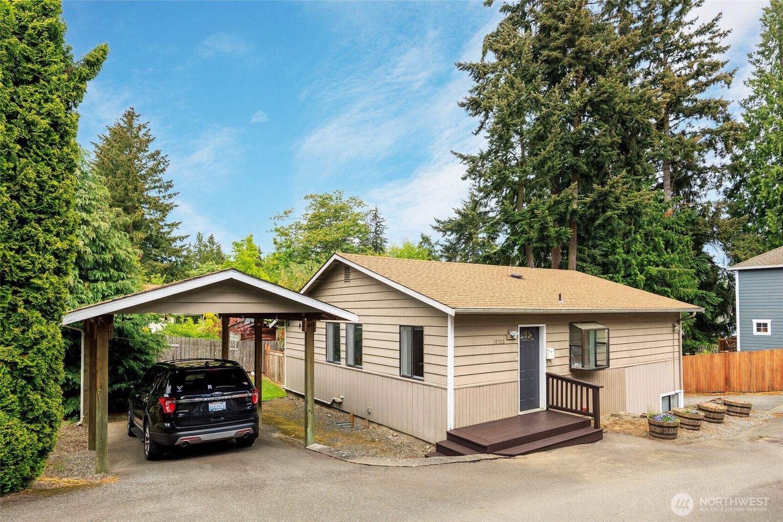 Property Photo: 19708 North Park Avenue N WA 98133