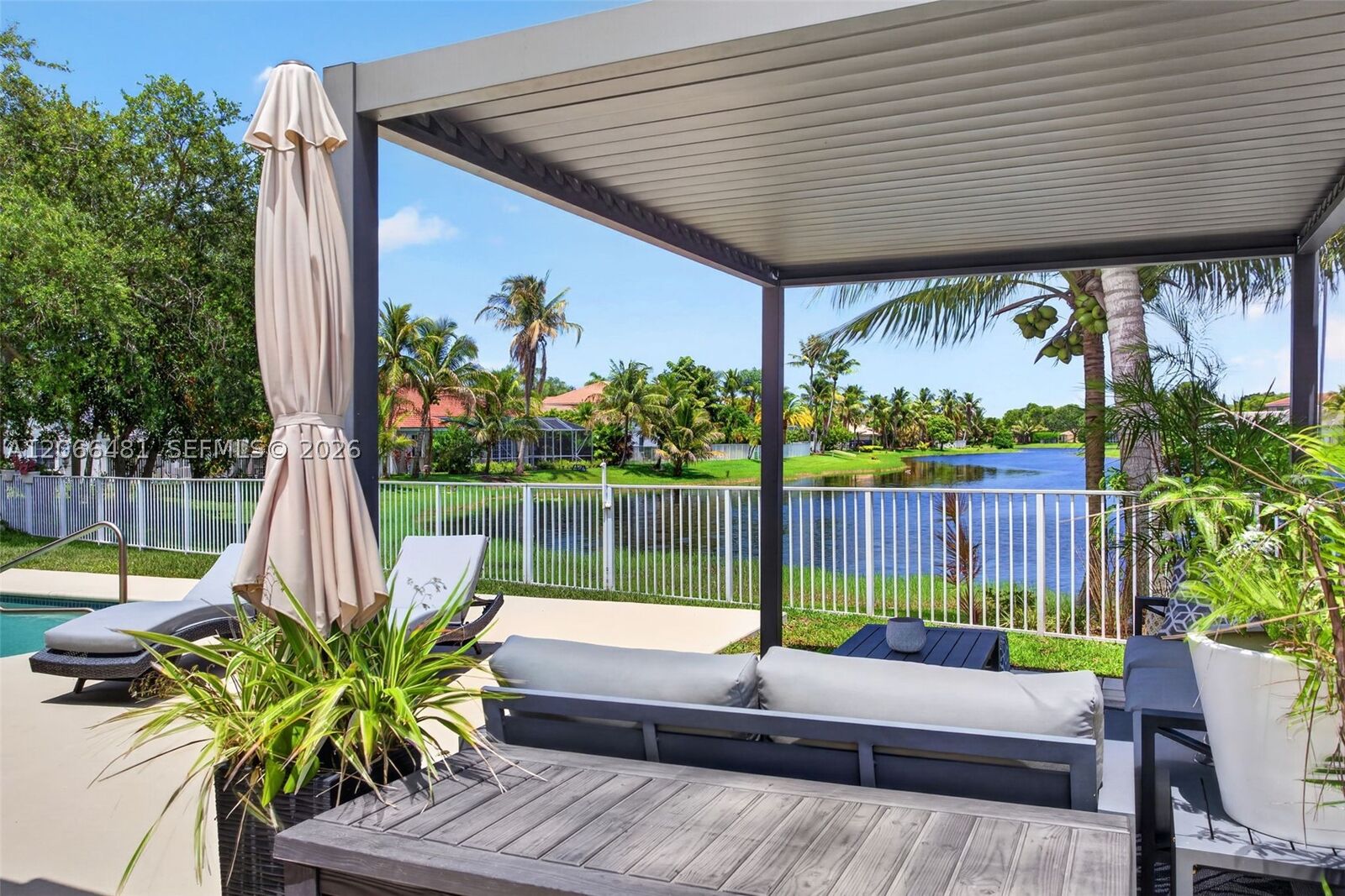 Property Photo: 480 Cambridge Dr FL 33326