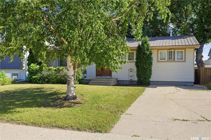 Property Photo: 1409 Duffield Street W SK S6H 5K5