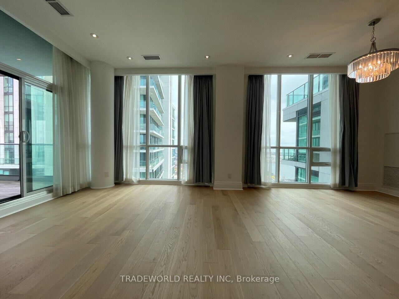 Property Photo: 33 Bay Street 5003 ON M5J 2Z3