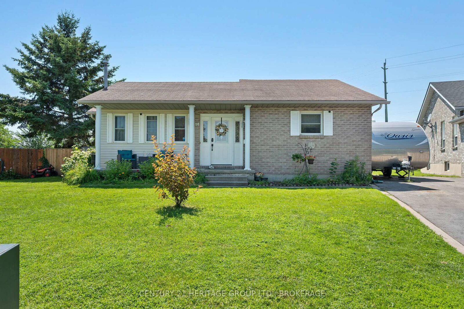Property Photo: 18 Keates Place ON K7K 7A2